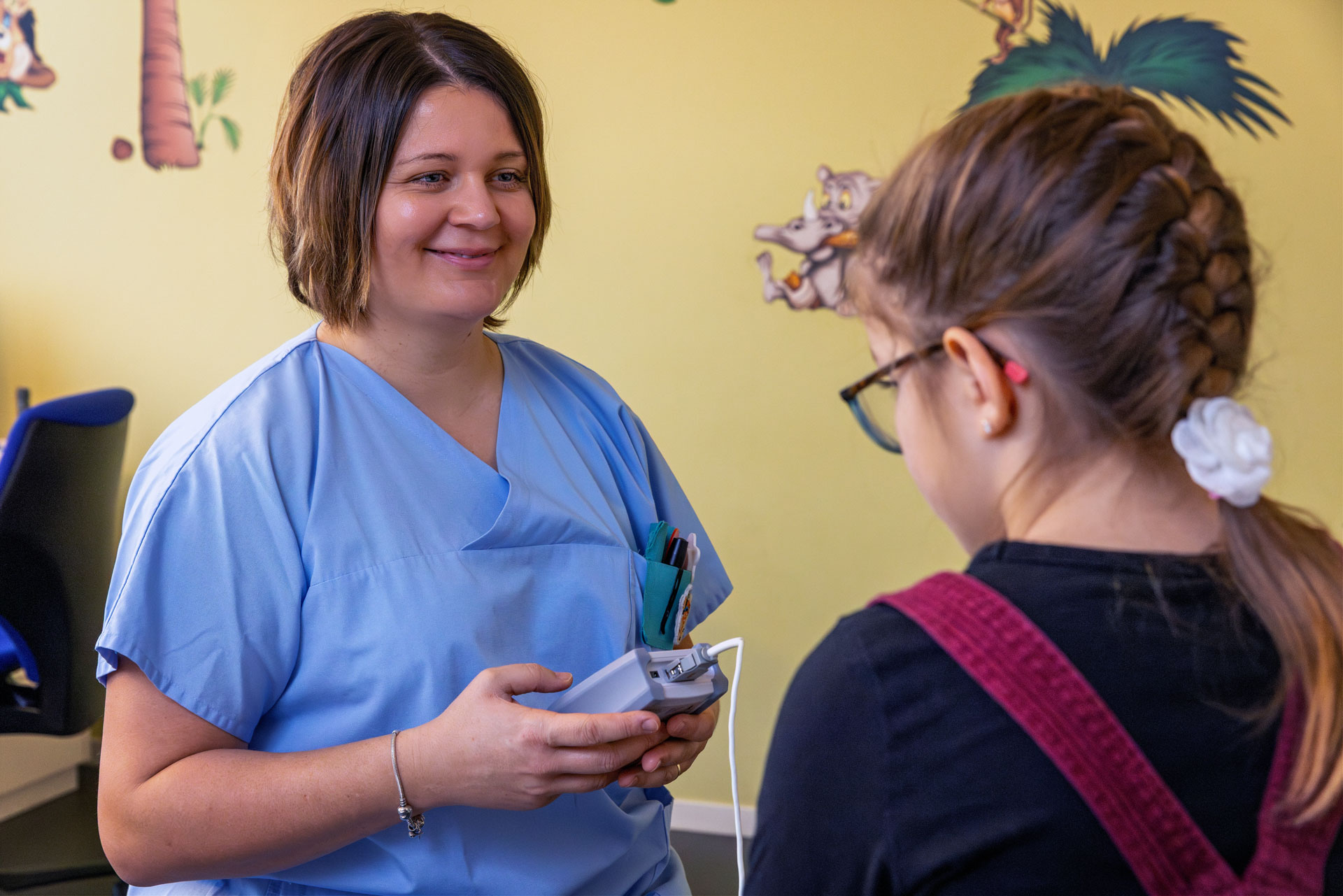 Krankenschwester untersucht ein Mädchen